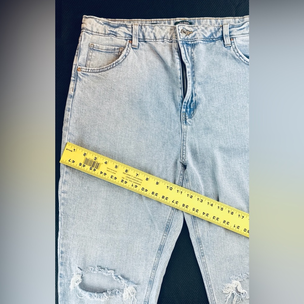 Wildβ Fable Super High-Rise Mom Jeans β Distressed Light Wash β Size 18 - Picture 12 of 14